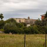 Qui, immerso in una zona verde, si pu� gi� scorgere lo storico edificio in pietra sormontato da un piccolo campanile